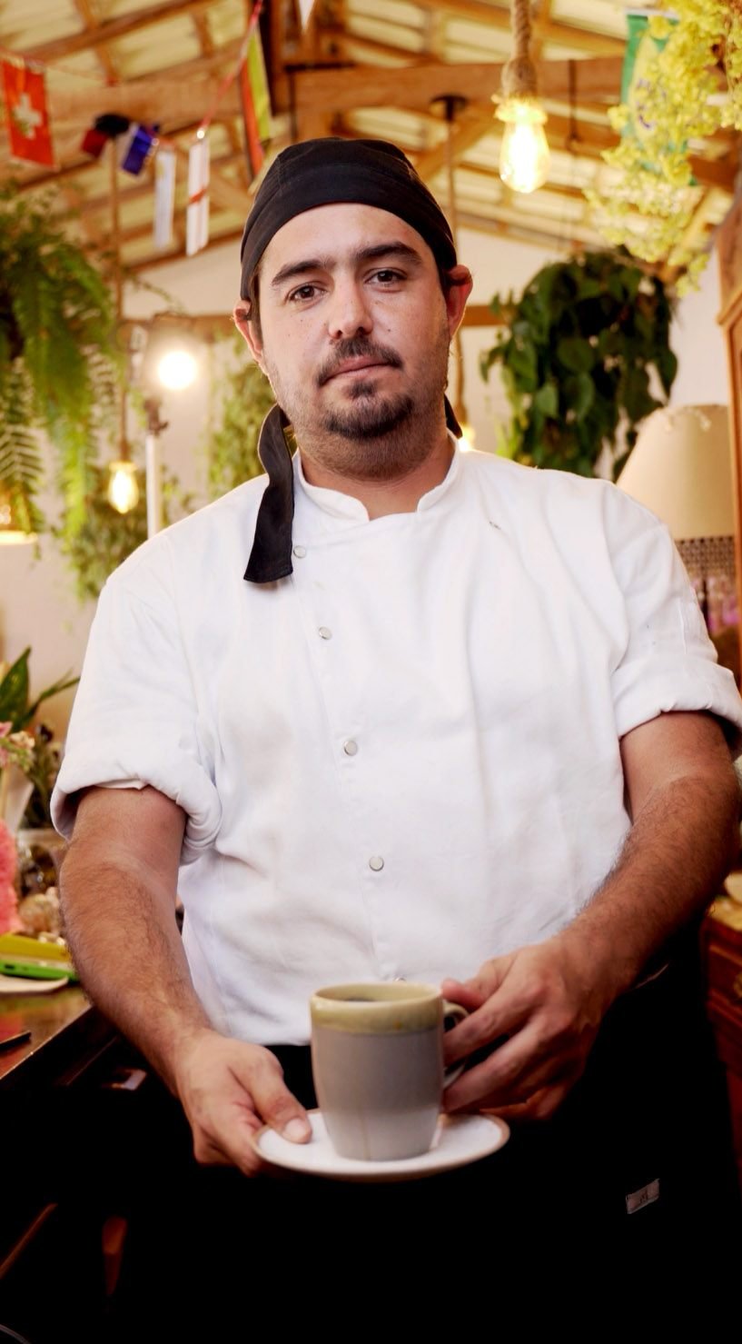 O chef da Flor de Laranjeira com um café na mão