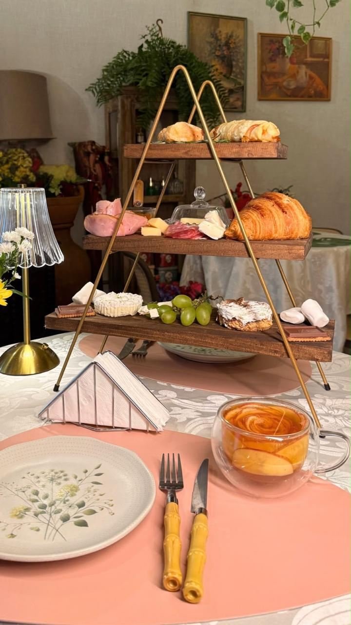 Torre de brunch na mesa do salão