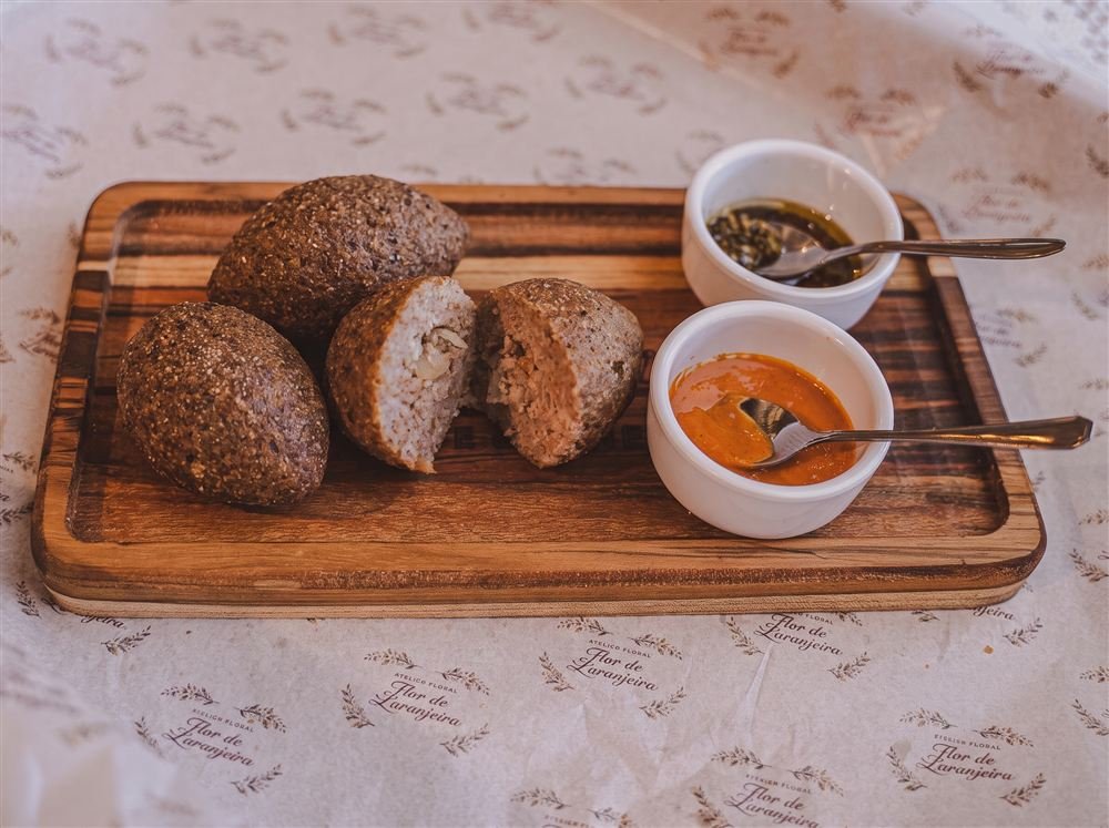 Kibe de carne com molhos da casa