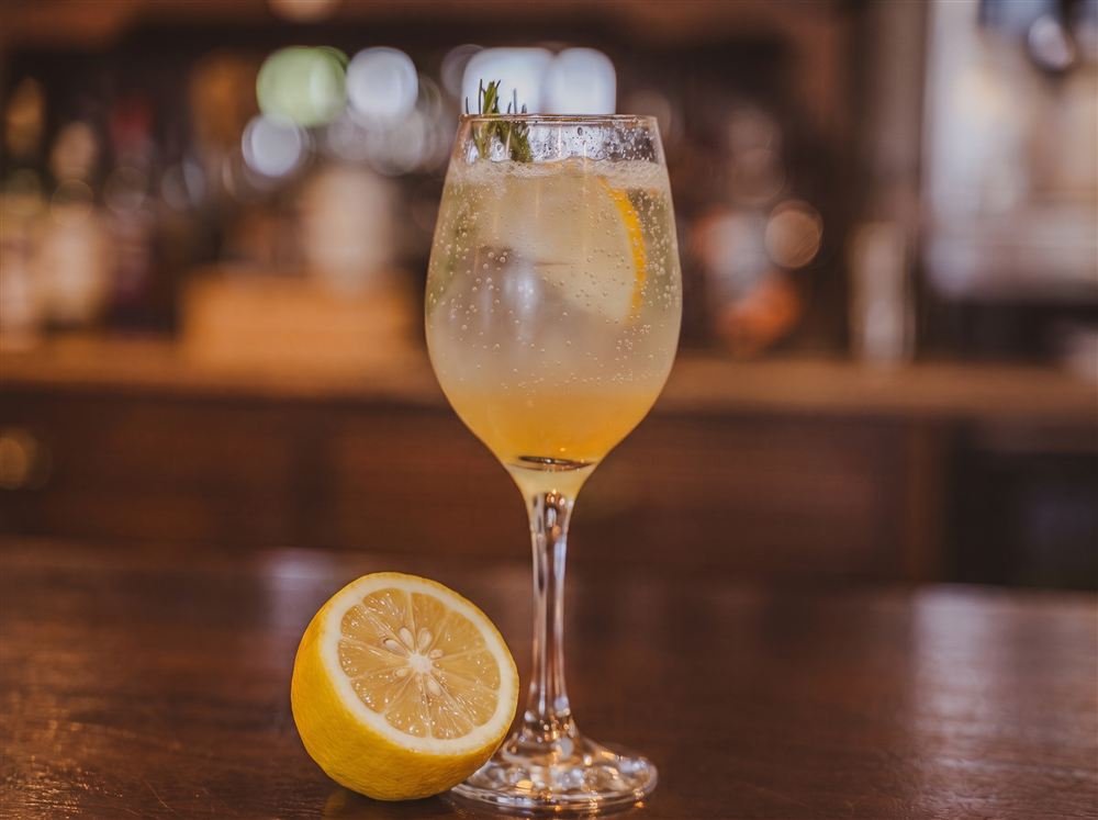 Soda italiana de limão siciliano com alecrim