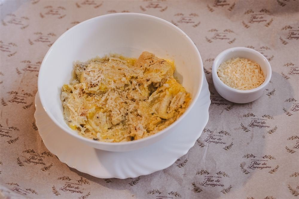 Sofiatelli de pêra com gorgonzola ao molho branco